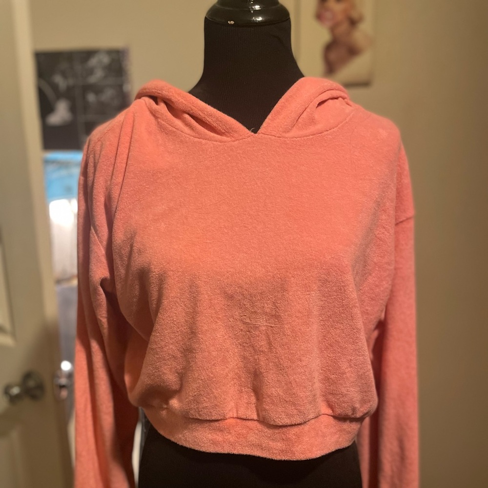 Pink cropped sweater with hood